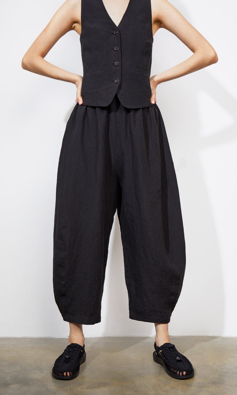 Fashion Plümo Studio | Butoni Pants - Black Linen